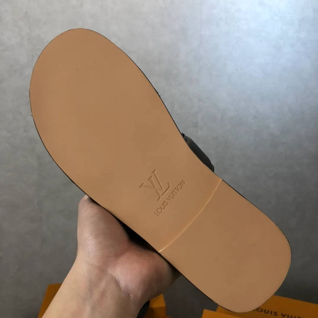 Factory price: 270💰LV counters are selling new brand luxury men's slippers, casual, loose and comfortable. The must-have model in the picture above [Happy][Happy], multiple colors available Size: 38-44, customized 45